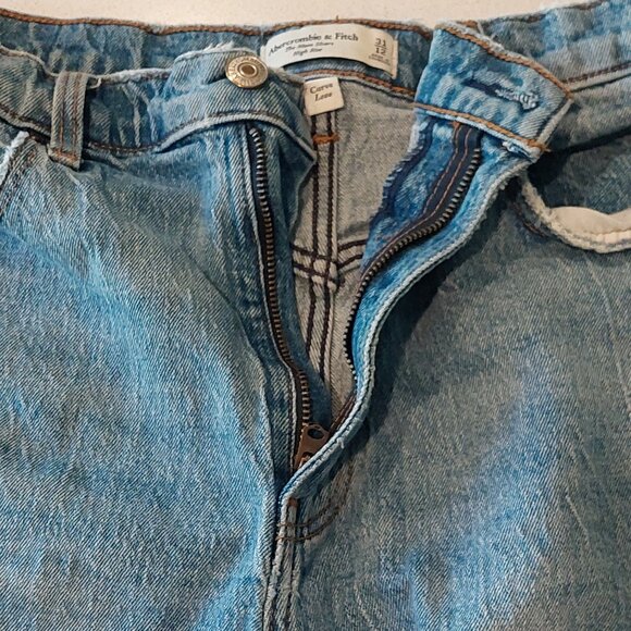 Abercrombie & Fitch Curve Love High Rise Distressed Denim Mom Shorts Size 31/12 - Picture 5 of 8